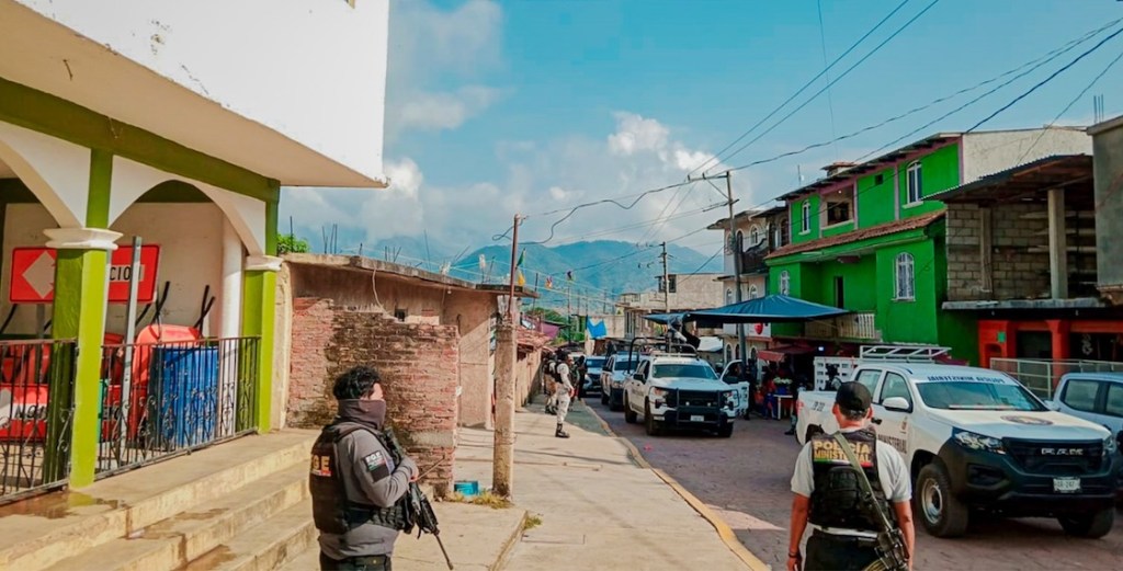 Agentes de la Fiscalía buscando a los comerciantes en Guerrero.