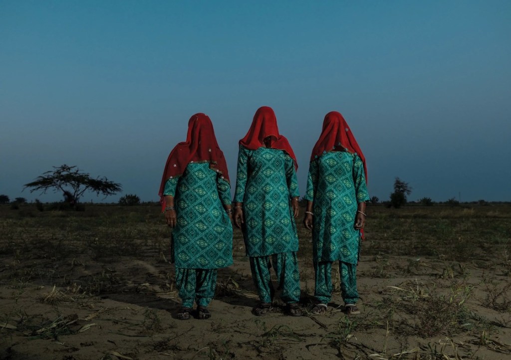 Las hermanas Shaheeda, Sabira y Kammo Khatun  de fe musulmana, decidieron cubrirse el rostro con sus chales para la foto.