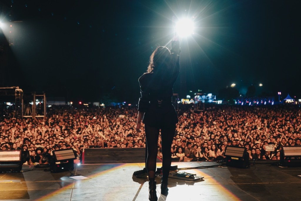 fotos-st-vincent-desde-escenario-arriba-corona-capital-2024-annie-clark-2