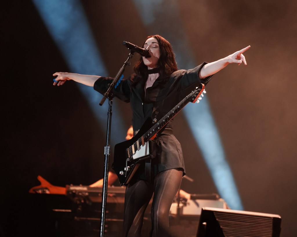 fotos-st-vincent-desde-escenario-arriba-corona-capital-2024-annie-clark-25