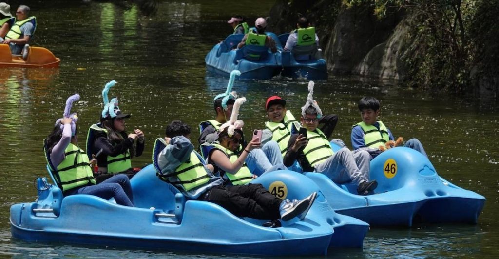 Visitantes en lanchas y con sus changuitos de Chapultepec.