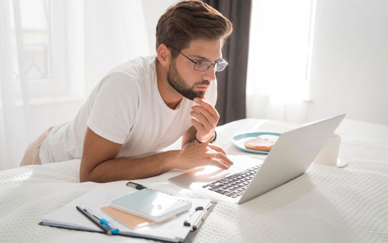 hombre leyendo de una laptop