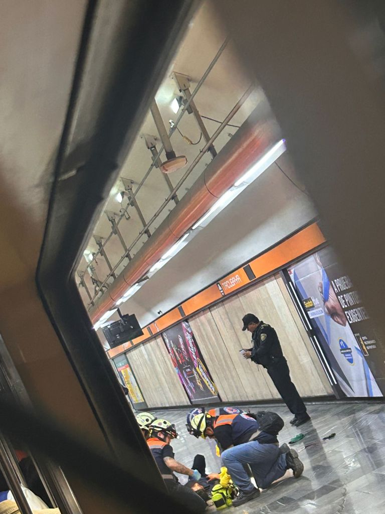 Metro CDMX: Hombre ataca con cuchillo a 4 pasajeros y se arroja a las vías en Tacubaya