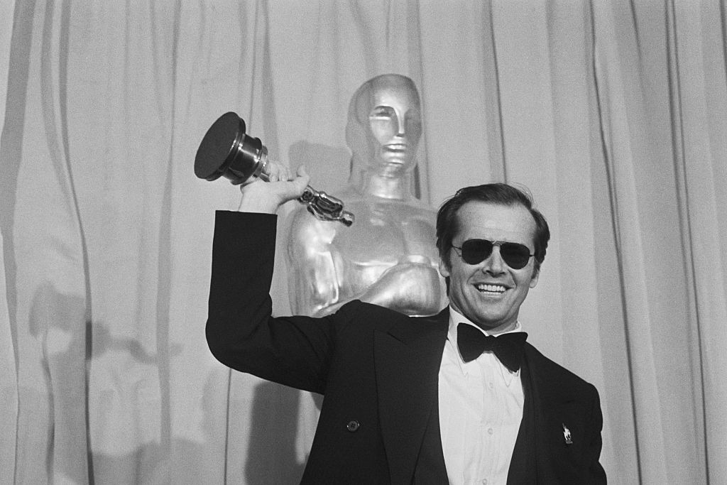 Jack Nicholson con su Oscar por 'One Flew Over the Cuckoo's Nest'