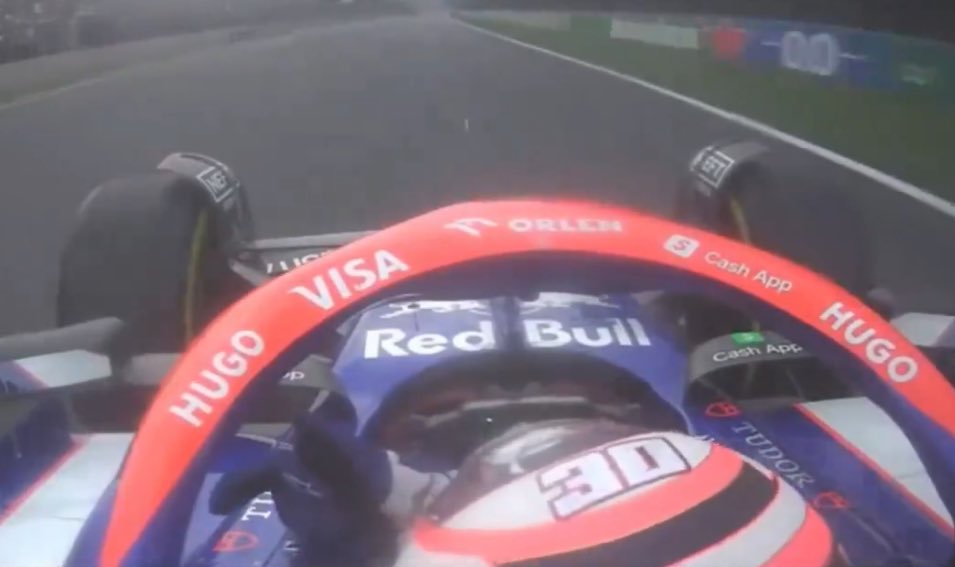 Liam Lawson le pintó el dedo a Checo 