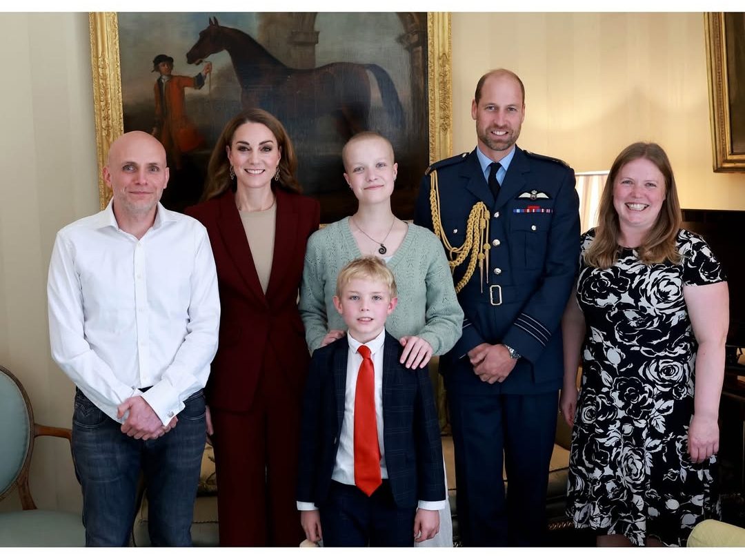 Liz Hatton junto a su familia y los Príncipes de Gales