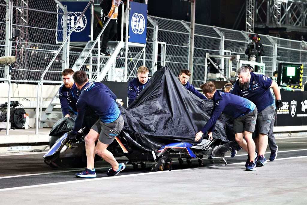 Los mecánicos de Williams con el auto de Franco Colapinto