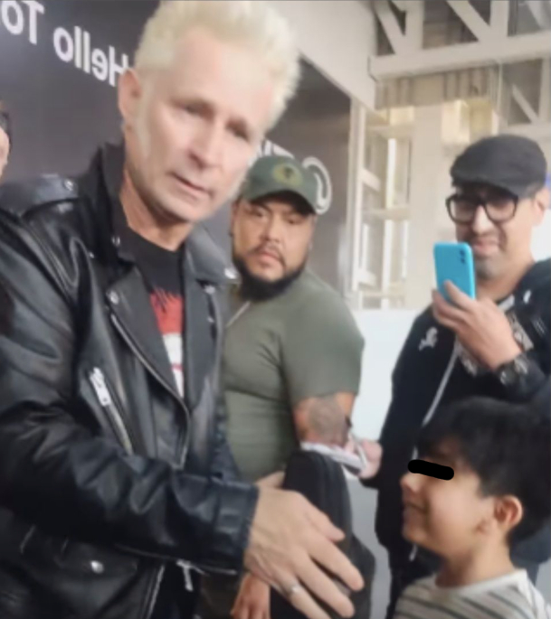 ¡Tipazo! El tierno gesto que tuvo Mike Dirnt, bajista de Green Day, con un niño en México 