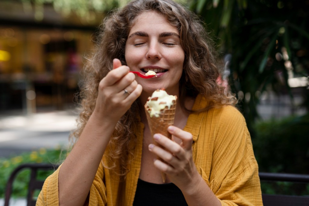 mujer comiendo postre