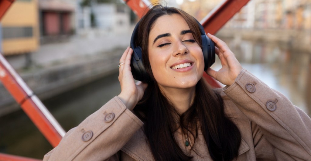 mujer escuchando musica