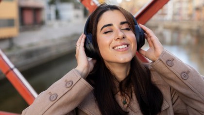 mujer escuchando musica