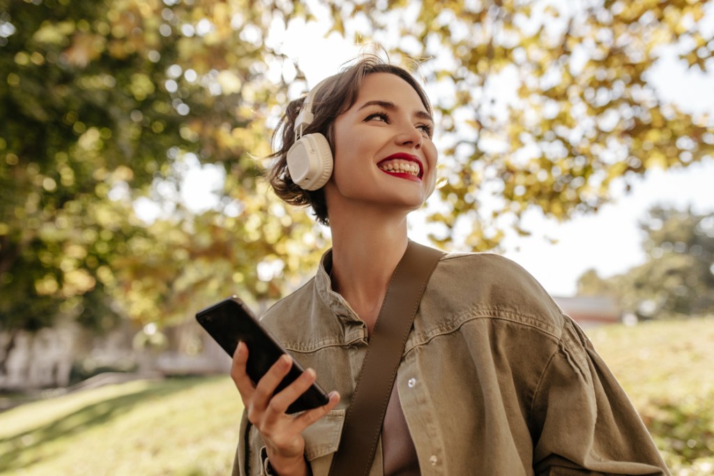 mujer escuchando musica