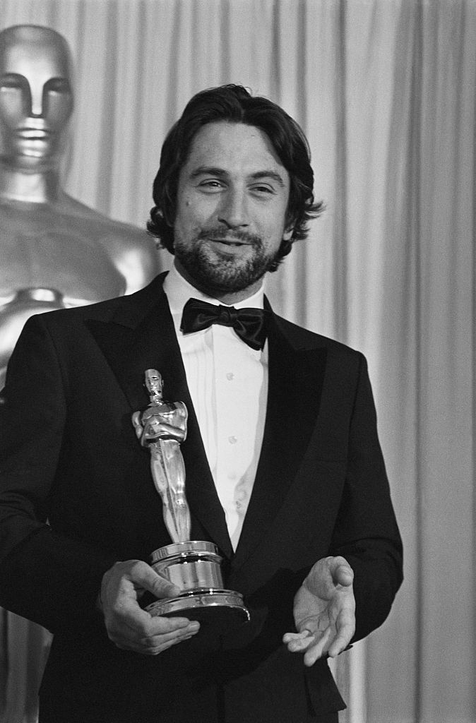 Robert De Niro con su Oscar por 'Raging Bull'