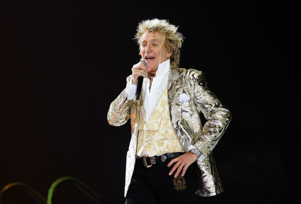 Rod Stewart dice que le costará 300 mil dólares tocar en Glastonbury 2025