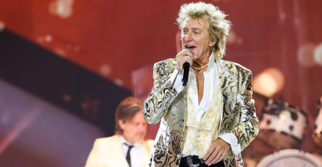 Rod Stewart dice que le costará 300 mil dólares tocar en Glastonbury 2025