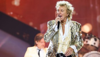 Rod Stewart dice que le costará 300 mil dólares tocar en Glastonbury 2025