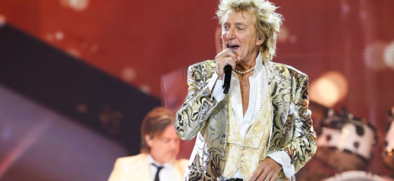 Rod Stewart dice que le costará 300 mil dólares tocar en Glastonbury 2025