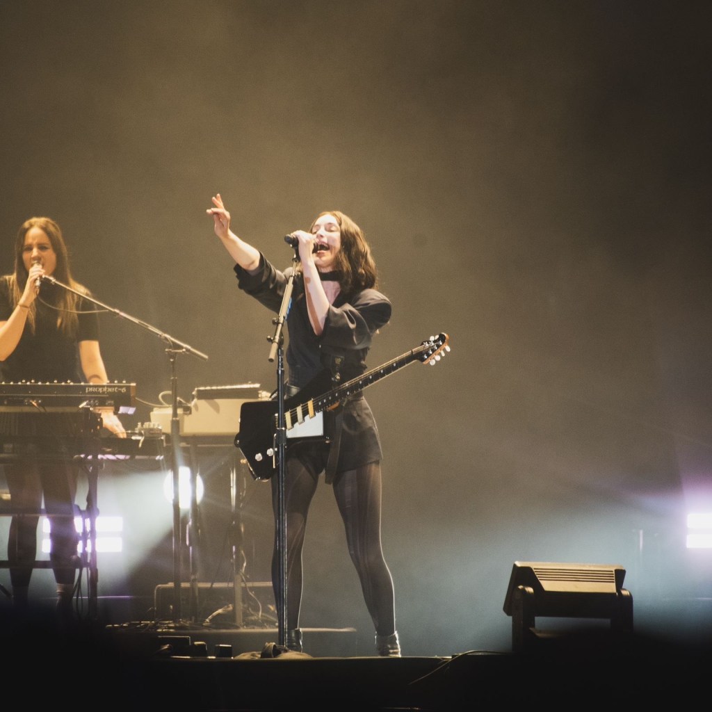 St. Vincent en el Corona Capital 2024: Una deuda saldada cantando en español