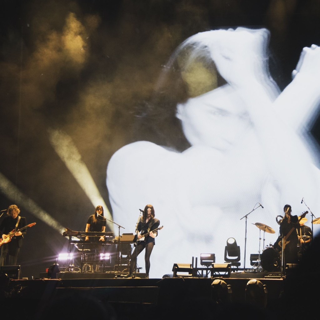 St. Vincent en el Corona Capital 2024: Una deuda saldada cantando en español