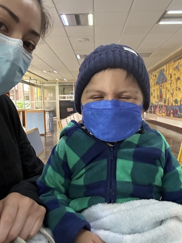 Alfonso tiene 2 años y su familia ha pasado por obstáculos para ayudarle en su tratamiento contra el cáncer