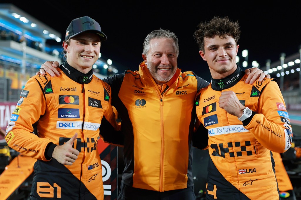 Lando Norris, Zack Brown y Oscar Piastri