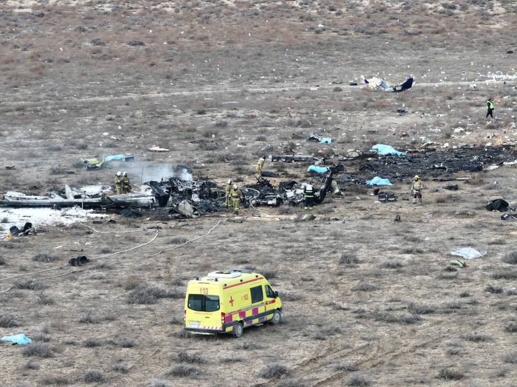 Avión de Azerbaijan Airlines con 70 pasajeros se estrella en el Mar Caspio