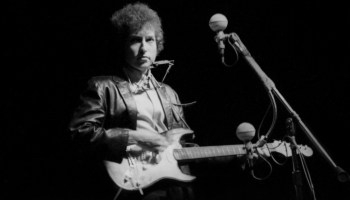 La controversial y legendaria presentación de Bob Dylan en el Newport Folk Festival de 1965