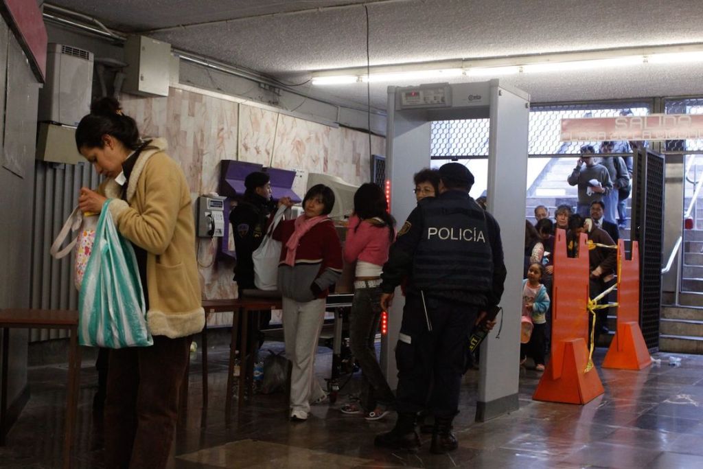 El detector de metales que se puso en la estación Balderas tras el ataque.