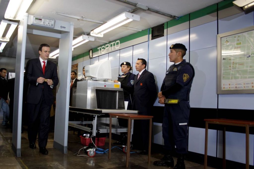 Luego del ataque en Balderas, el gobierno de Marcelo Ebrard mandó a colocar 10 detectores de metales en el Metro.