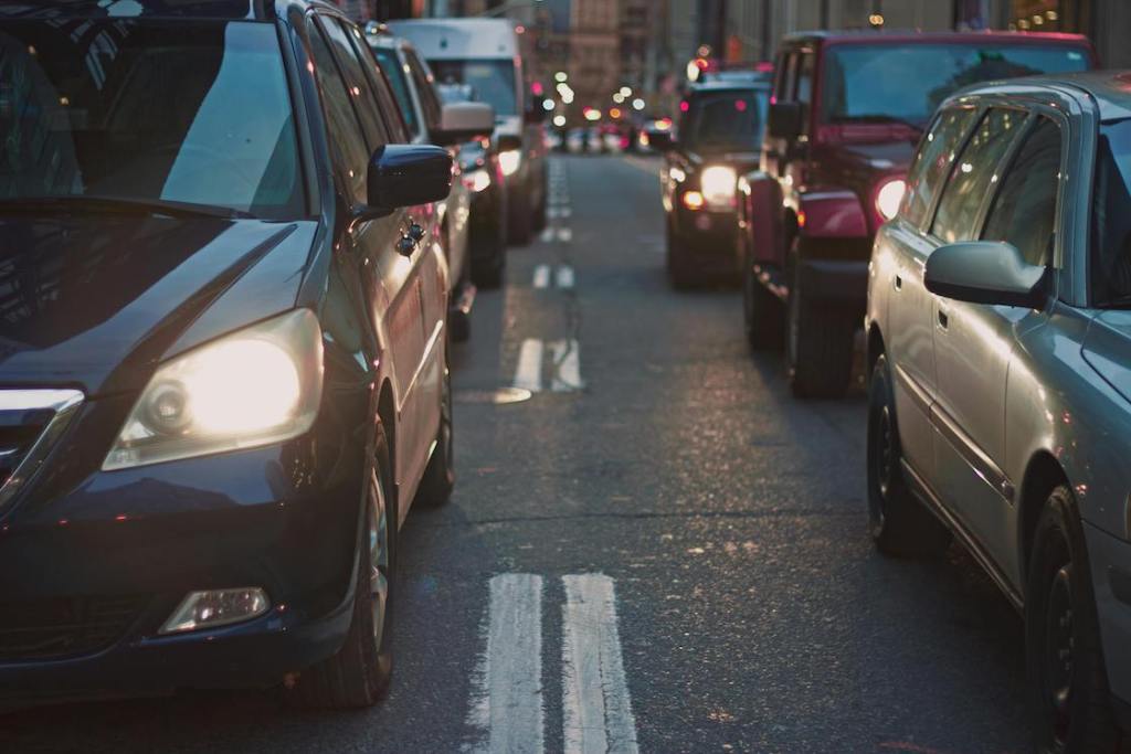 Faros LED son más deslumbrantes para los conductores.