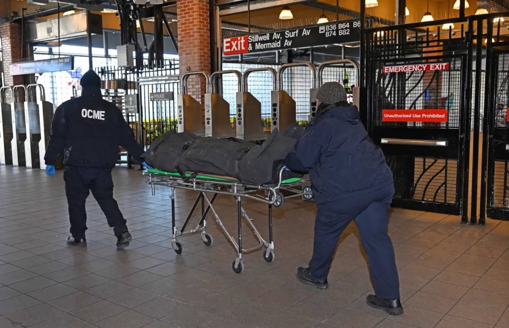 Identifican a mujer que fue quemada viva en el metro de Nueva York