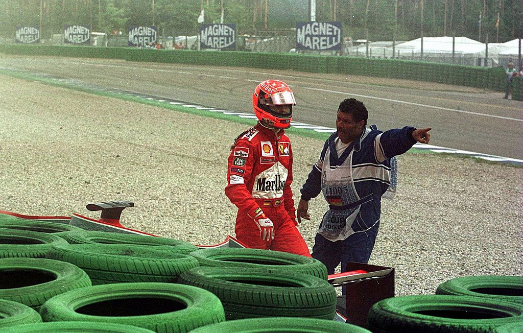 Estos los guantes de Michael Schumacher que quería Checo Pérez 