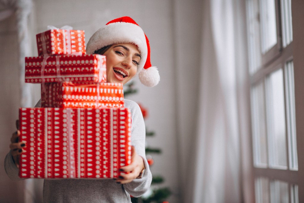 mujer con regalos navidad