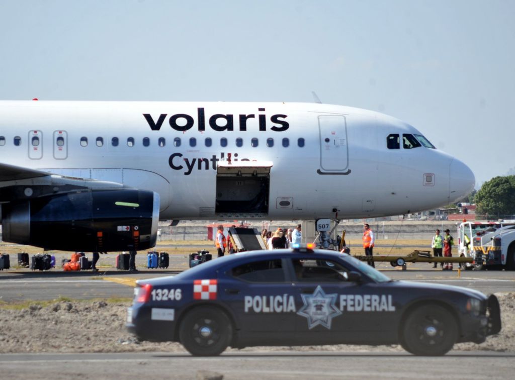 Pasajero intenta desviar vuelo de Volaris hacia Estados Unidos y es detenido