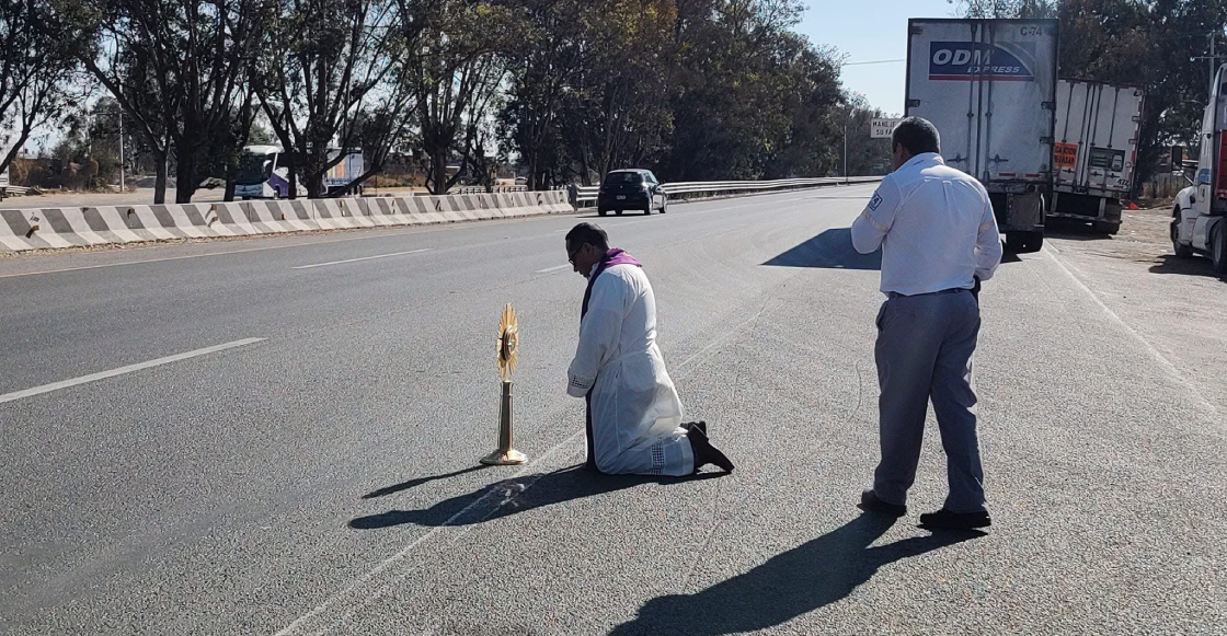 Llevan a sacerdote a bendecir la México-Querétaro para evitar accidentes y asaltos