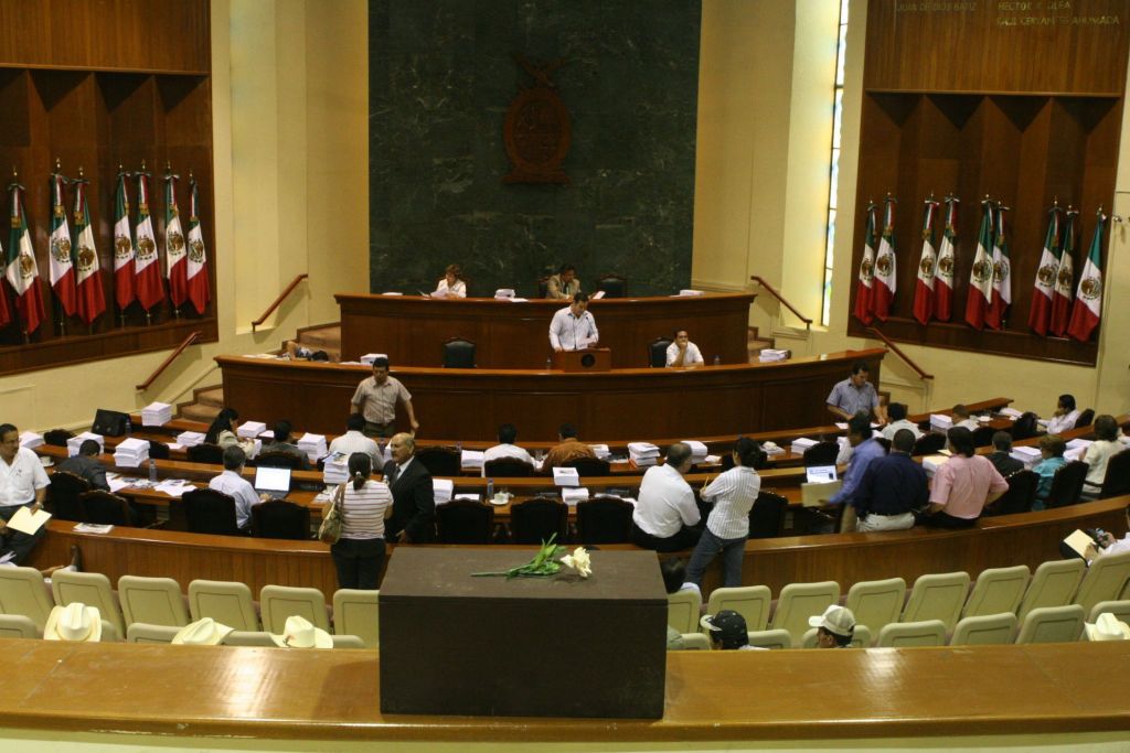 Dejan cadáver de exjefe de Policía estatal frente al Congreso de Sinaloa