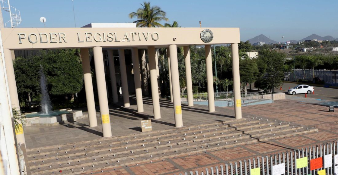 Dejan cadáver de exjefe de Policía estatal frente al Congreso de Sinaloa