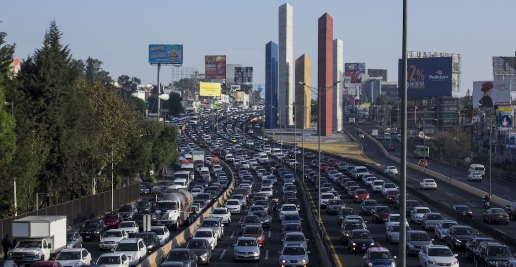 La historia oculta de las Torres de Satélite y la ‘Ciudad del futuro’ que nunca se construyó