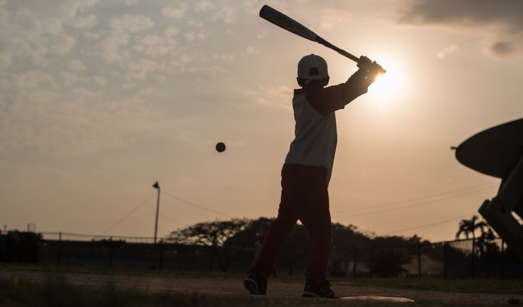 Niños jugando beisbol