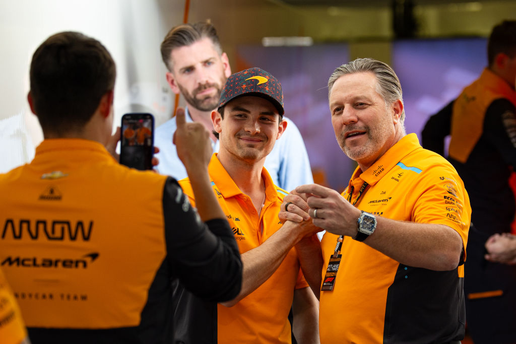 Pato O'Ward con Zak Brown