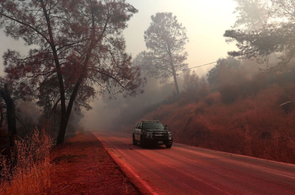 El polvo rosa que se usa en los incendios forestales podría ser peligroso.