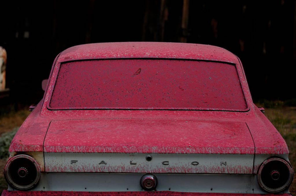 El polvo rosa cubre coches, calles, casas enteras.