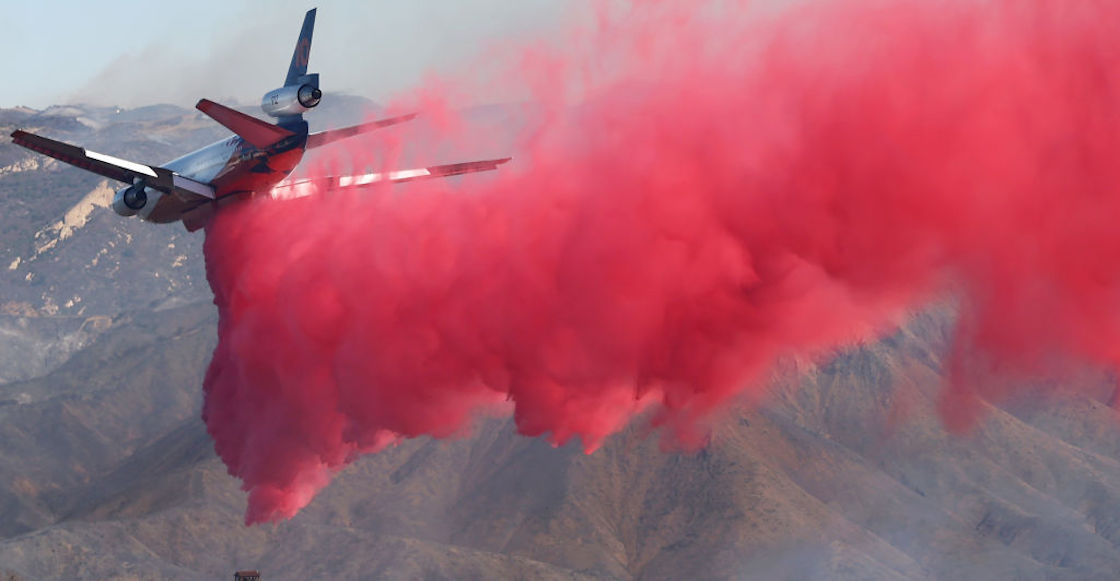 ¿Qué es el polvo rosa que se está utilizando contra los incendios de Los Ángeles?