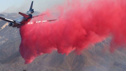 ¿Qué es el polvo rosa que se está utilizando contra los incendios de Los Ángeles?