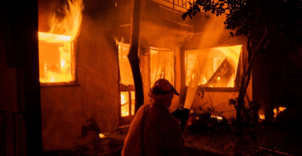 Prisioneros combaten los incendios en Los Angeles: Una práctica de más de 100 años en Estados Unidos