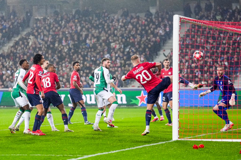 Santi giménez anota gol en la Champions League