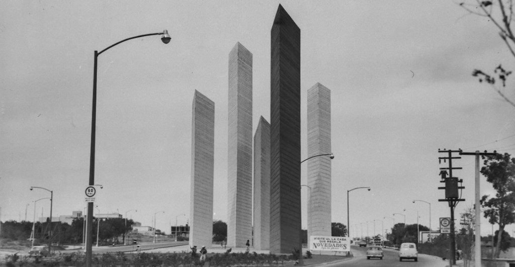 La historia oculta de las Torres de Satélite y la ‘Ciudad del futuro’ que nunca se construyó