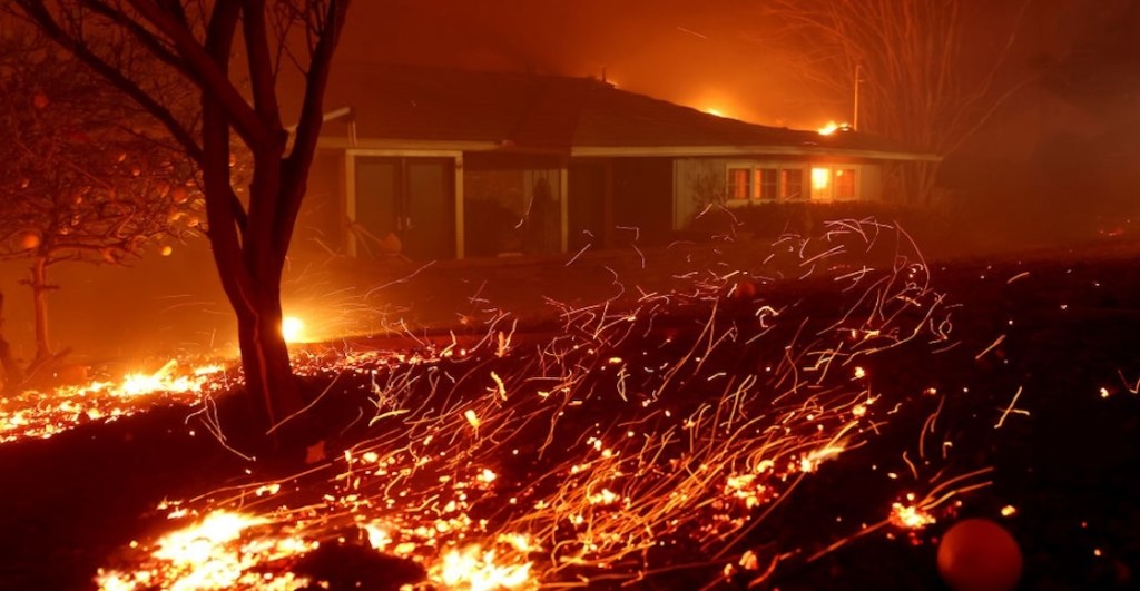 ¿Qué son los vientos de Santa Ana y por qué están relacionados con los incendios en California?