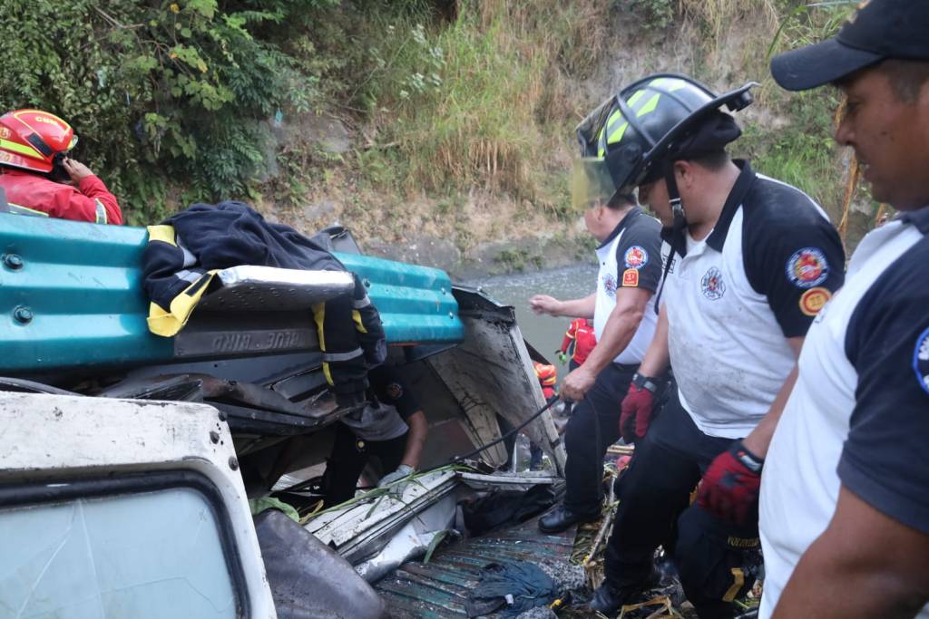 54 personas mueren luego de que autobús cayera de un puente en Guatemala