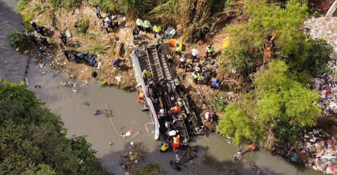 54 personas mueren luego de que autobús cayera de un puente en Guatemala